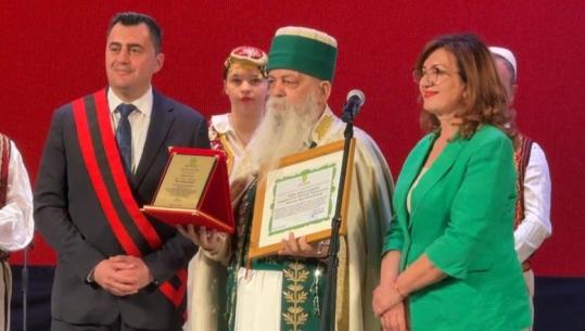 Baba Mondi merr titullin ‘Nderi i Këshillit të Qarkut Elbasan’: Nder i veçantë, vlerësim që më forcon për të qenë edhe më pranë njerëzve