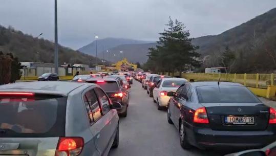 Radhë mbi 1 km në doganën e Kapshticës, emigrantët që festuan Pashkën në vendlindje, rikthehen drejt Greqisë