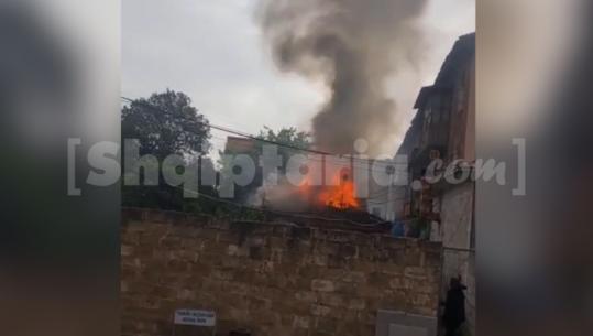 Elbasan/ Merr flakë një banesë në qendër të qytetit, shkak dyshohet një shkëndijë elektrike