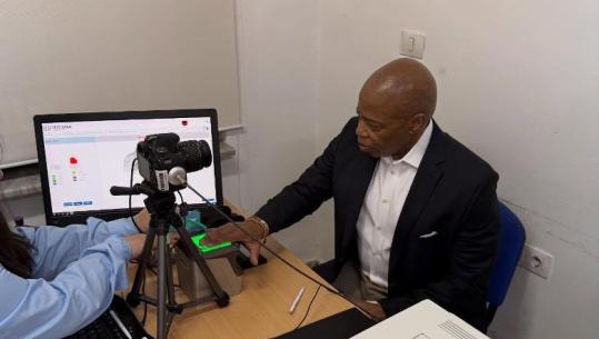 Mori shtetësinë shqiptare, ish-kryetari i Bashkisë së New York, Eric Adams regjistrohet si banor i Njësisë Nr. 2 në Tiranë