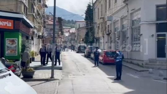 Sherr mes disa të rinjve në Korçë, njëri prej tyre dërgohet në spital