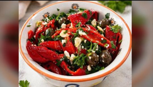 Speca të pjekur me hudhër, djathë e bimë aromatike nga zonja Albana