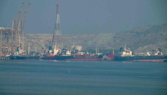 Lufta/ Katër anije të lidhura me Iranin kalojnë nëpër Hormuz pavarësisht bllokadës amerikane! Kina: Vendim i rrezikshëm