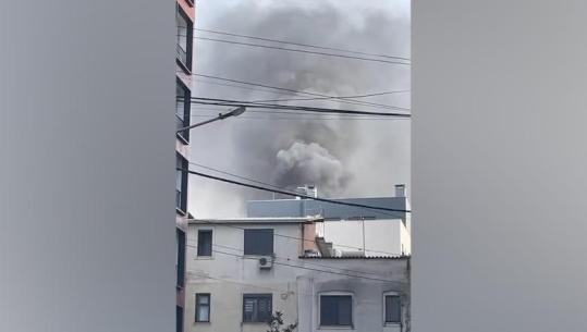 Zjarr në pallatin te 'Farmacia 10' në Tiranë, tymi mbulon zonën!