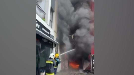 Përfshihet nga flakët pallati te 'Farmacia 10', zjarrfikëset punojnë për shuarjen e zjarrit masiv (VIDEO)
