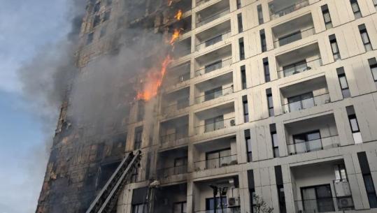 Zjarr në pallatin te 'Farmacia 10' në Tiranë, njerëzit ende brenda mes flakëve! Ministri Lamallari në vendngjarje (VIDEO)