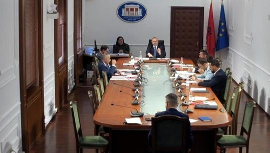 Çmimi i naftës/ PD-PL të ndara në propozime, Bozdo: Ulje taksash! Blushi: Pezullim! PS i refuzon