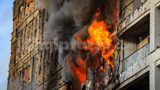 50 efektivë, 2 helikopterë dhe 8 zjarrfikëse po punojnë për shuarjen e flakëce që përfshinë pallatin në Tiranë