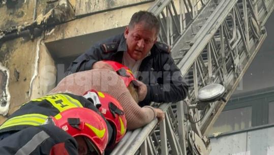 Gurë dhe copa betoni binin nga lart, zjarrfikësi hero i vendos kaskën e tij gruas dhe e shpëton nga zjarri te ‘Arlis’ (VIDEO)