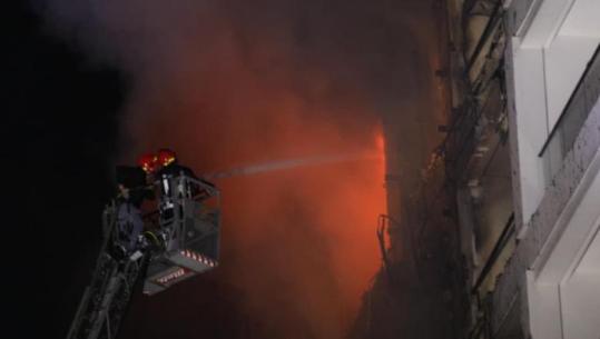 50 efektivë, 2 helikopterë dhe 8 zjarrfikëse po punojnë për shuarjen e flakëve që dogjën pallatin në Tiranë