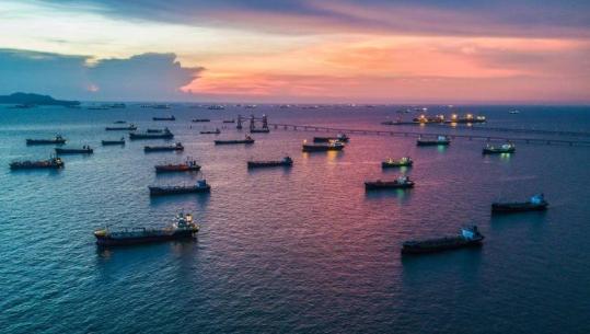 Kush i kontrollon cisternat e naftës dhe si lëviz 'ari i zi' mes aventurierëve grekë, anijeve fantazmë dhe 'shteteve mbi det'