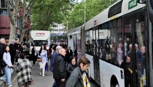  Tiranë, transporti publik në kaos! Sot 40% më pak autobusë. Qytetarët: Jemi në hall, s’dalim për qejf!  Operatorët: Pezullim nëse nuk ka subvencione për naftën 