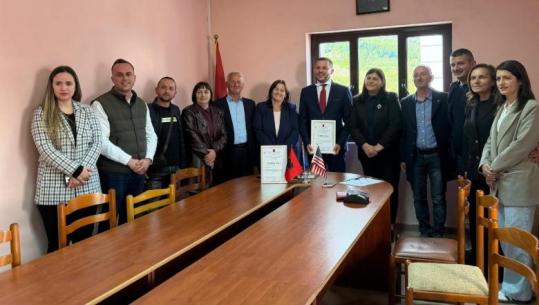 Klos, vlerësohet kontributi i Diasporës: Alban Daci nderohet me 'Certifikatë Mirënjohjeje'