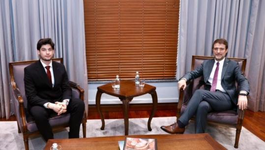 Ministri Hoxha takim me studentin e Maqedonisë së Veriut: Të respektohet e drejta për përdorimin e gjuhës shqipe