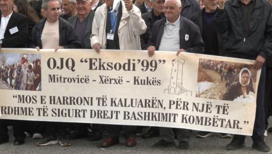 Sot 27 vjet nga eksodi, një grup qytetarësh nga Kosova kalojnë në këmbë kufirin për të shkuar në Kukës