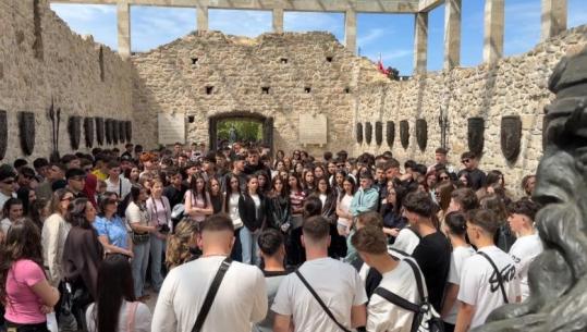 Rritet interesi për monumentet e kulturës, mbi 200 vizitorë çdo ditë në vendvarrimin e Skënderbeut