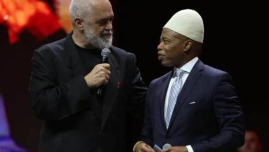 Auron Tare: Qeleshja e ish-kryebashkiakut dhe nishanet e shtetit