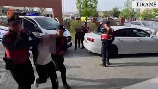 Lëvizte me pistoletë me vete, arrestohet në Tiranë 21-vjeçari! Në pranga edhe një tjetër