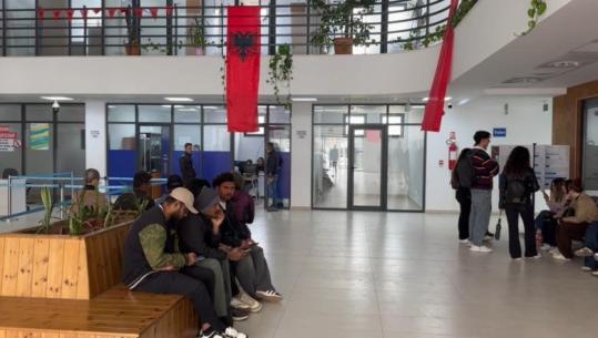 Vlora 'magnet' për të huajt, rritet numri i shtetasve të huaj pranë zyrave të emigracionit në qytetin bregdetar