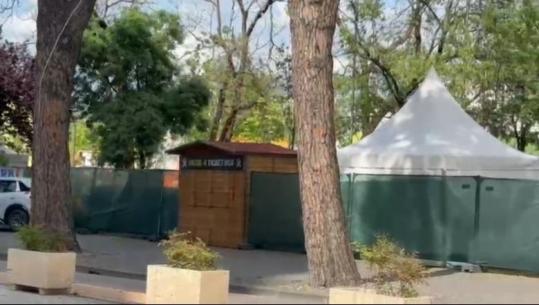 Partia Demokratike në protestë para kryeministrisë/ 'Piramida' rrethohet me gardh, të rinjtë mblidhen për koncert