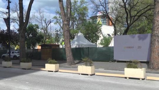 Partia Demokratike në protestë para kryeministrisë/ 'Piramida' rrethohet me gardh, të rinjtë mblidhen për koncert