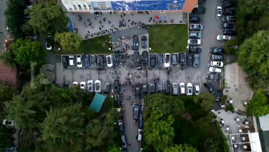 PAMJE ME DRON/ 20 minuta pas orarit zyrtar të fillimit të protestës, Berisha ende në seli, në oborr më shumë makina se njerëz