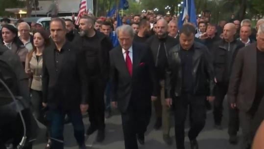 Nis protesta e PD, Berisha lë selinë! Marshon me një grusht militantësh drejt Kryeministrisë