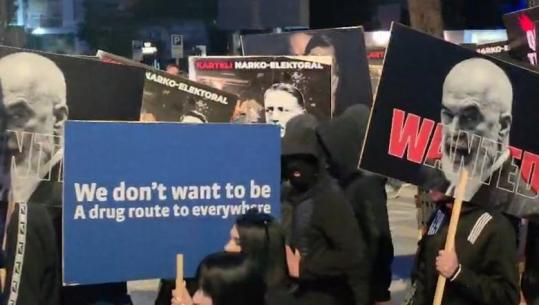 Fytyrën e fshehur nën kapuçë e pas pankartave, mbërrin në protestë pas Berishës ‘grupi i zjarrit’