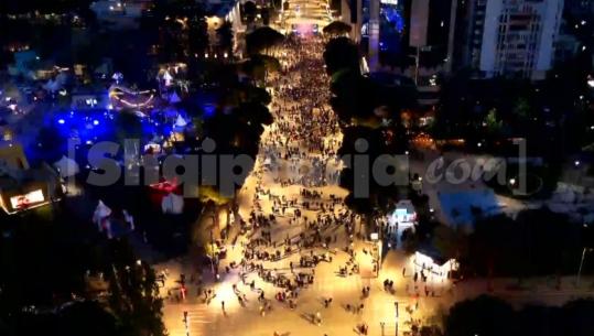 PAMJET ME DRON/ ‘Turet’ nëpër Tiranë i dështuan, Berisha protestë me një grusht militantësh para Kryeministrisë