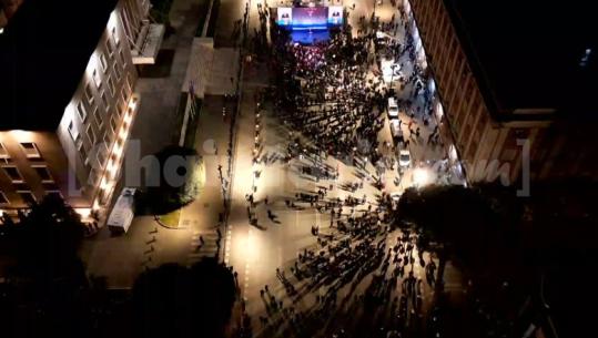 PAMJET ME DRON/ ‘Turet’ nëpër Tiranë i dështuan, Berisha protestë me një grusht militantësh! Ja pjesëmarrja gjatë fjalimit të tij