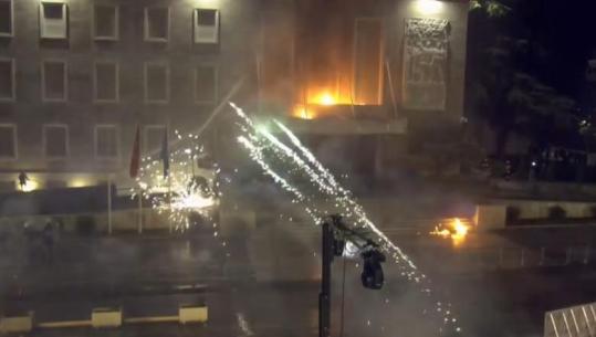 Protesta e PD/ Militantët e Berishës me të njëjtin skenar, breshëri molotovësh ndaj Kryeministrisë