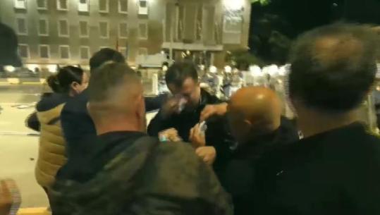 Filloi t’i sulmonte, policia hedh spraj lotsjellës drejt Flamur Nokës