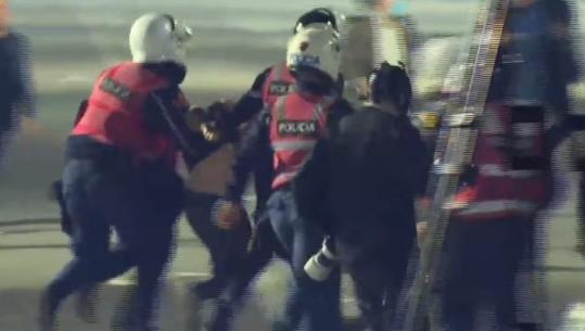 Hedhja e molotovëve drejt kryeministrisë/ Ndërhyn menjëherë policia, shoqërohen militantët e parë! Protesta zhvendoset te Parlamenti