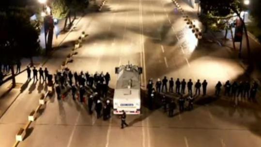 Militantët e Berishës nisën zhvendosjen para Parlamentit, një kordon efektivësh bllokon rrugën