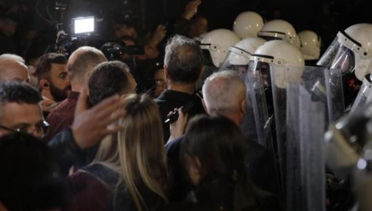 Lëndohet një efektiv policie në protestën e Berishës, transportohet me urgjencë te ‘Trauma’