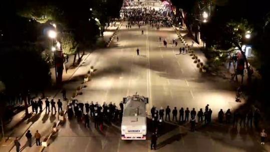 Militantët e Berishës nisën zhvendosjen para Parlamentit, një kordon efektivësh bllokon rrugën