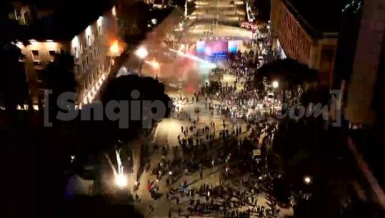PAMJE ME DRON/ Militantët e Berishës me të njëjtin skenar, breshëri molotovësh ndaj Kryeministrisë