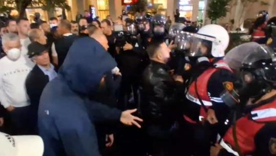 Protesta e Berishës, 4 të lënduar transportohen te ‘Trauma’! Mes tyre 1 efektiv policie, Luçiano Boçi dhe Kalaja