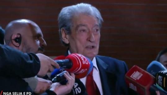 Militantëve u dështoi hedhja e molotovëve, Berisha u ‘jep zemër’: E tmerruat regjimin sot, protesta tjetër do jetë më e fuqishme