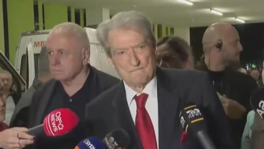 Berisha: Policia hodhi mbi protestuesit helm që përdoret kundër arinjve