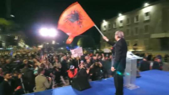 Protesta e PD, reagon Balla: Përdorimi i flamurit kombëtar nga Berisha për të lajmëruar hedhjen e molotovëve, 'vulë turpi'