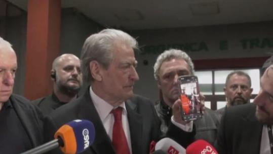 Berisha nga Spitali i Traumës: Një efektiv u plagos në kokë nga bombat molotov që Policia hodhi nga tarraca e Kryeministrisë