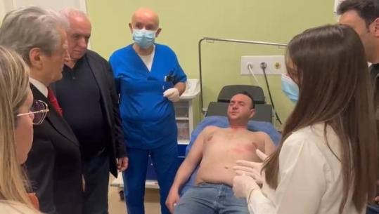 ‘U shërua sa erdhe ti’, Berisha ‘qetëson’ Balliun pas lotëve të protestës! Në ndihmë i vjen edhe Çim Peka (VIDEO)