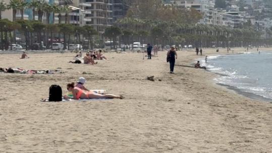 Me kampera nga Gjermania, Holanda e Zvicra, turistët e huaj nisin plazhin në Vlorë ende pa u çelur sezoni: Det, diell e natyrë fantastike! 