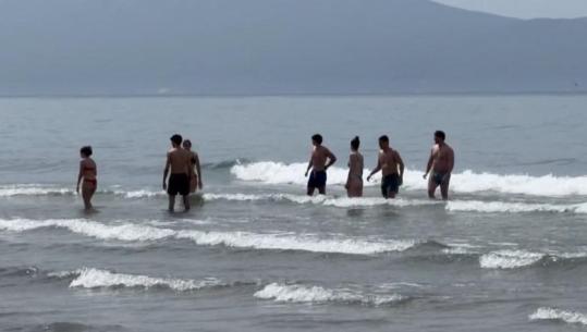 Me kampera nga Gjermania, Holanda e Zvicra, turistët e huaj nisin plazhin në Vlorë ende pa u çelur sezoni: Det, diell e natyrë fantastike! 