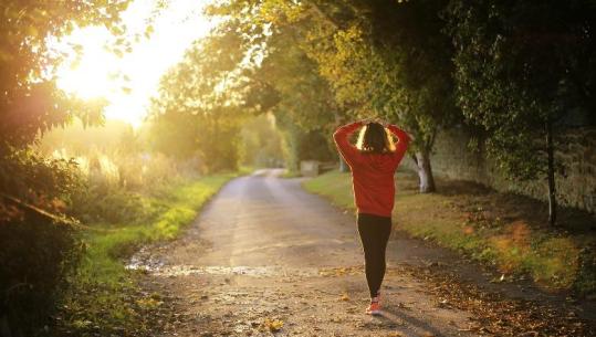 Pse stërvitja në mëngjes djeg më shumë yndyrë? Ja çfarë thonë specialistët