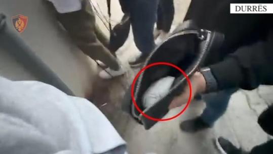 Shpërndante drogë në Durrës, arrestohet 22 vjeçari, i gjendet kokainë në çantë e në shtëpi (EMRI)