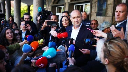 Zgjedhjet në Bullgari, ish presidenti pro-rus voton dhe sulmon rivalët, Radev: Sot është shansi historik për t’u ndarë nga modeli i Borisovit