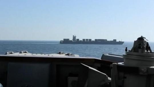 VIDEO/ Momenti kur Marina amerikane qëllon me top anijen tregtare iraniane, tentoi të thyente bllokadën detare