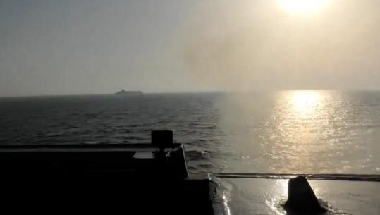 Lufta/ Irani nuk tërhiqet nga bllokimi i Hormuzit! SHBA publikon videon duke sulmuar anijen iraniane, Teherani: Do të reagojnë së shpejti